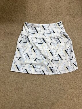 Xersion White Geometric Golf Skort with Navy and Yellow Accents